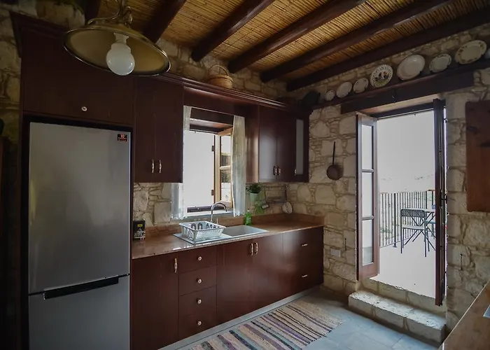 Aliki's House 1+ 2 Lantställe Polis